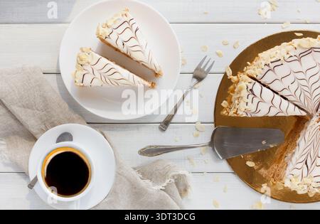 Genießen Sie Nachtisch und Kaffee mit Kuchenscheiben auf einem rustikalen Tisch am Nachmittag Stockfoto