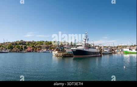 Große Fischtrawler, die am Kai im Hafen von Grebbestad, Bohuslän, Westküste Schwedens, ankern Stockfoto