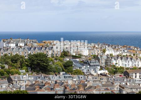 Panoramablick auf die Dächer von St. Ives und das Keltische Meer Stockfoto