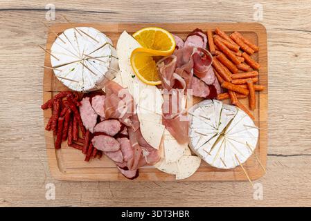 Serviert ein Holzbrett mit einer Auswahl an Aufschnitt, Blauschimmelkäse und Kabanosy Stockfoto