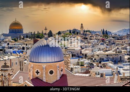 Der Sonnenuntergang beleuchtet die Altstadt von Jerusalem. Der goldene Himmel spiegelt sich auf den Dächern und Wahrzeichen dieses historischen Ortes. Stockfoto