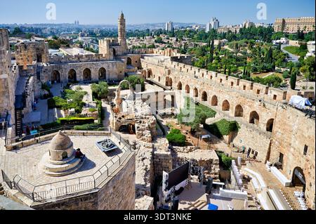 Besucher erkunden den Turm der Zitadelle davids in jerusalem. Die antike Stätte bietet historische Architektur und einen malerischen Blick auf die Stadt. Stockfoto