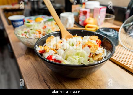 Hausgemachter caesar-Salat mit Garnelen Stockfoto