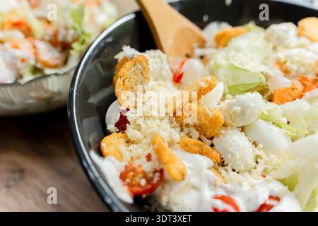 Hausgemachter caesar-Salat mit Garnelen Stockfoto