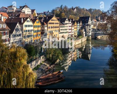 Drohnenfoto des Neckars und der Altstadt von Tübingen in Süddeutschland im Herbst Stockfoto