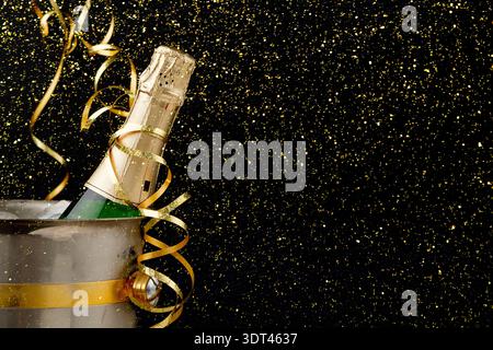 Feier mit Champagner in einem Kühler und Sparkles im Hintergrund Stockfoto