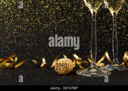 Silvesterfeier mit Champagnergläsern und Dekoration auf dunklem Hintergrund Stockfoto