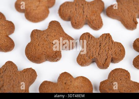 Plätzchen auf weißem Cluster, die an einen gemütlichen Urlaub-Snack-Moment erinnern, mit gewürztem Aroma, warmbraune Plätzchen verstreut wie saisonale Leckerbissen als Geschenk oder Par Stockfoto