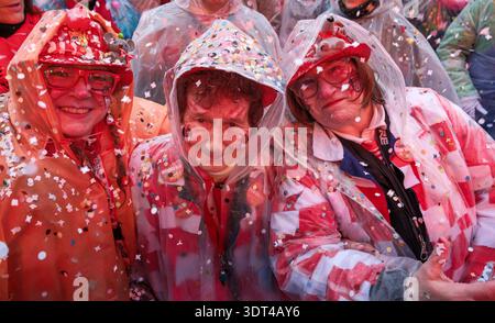 Karnevalsfeierlichkeiten mit durchsichtigen Regenponchos und Konfetti auf dem Alten Markt während der Weiberfastnacht Stockfoto