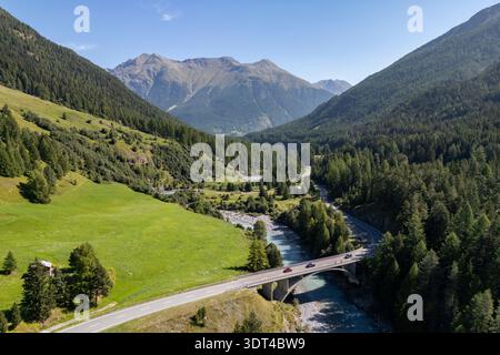 Aus der Vogelperspektive auf das Inn River Valley bei Zernez, ca. nordöstlich in Richtung Zernez neben der Route 27, Schweiz. Stockfoto