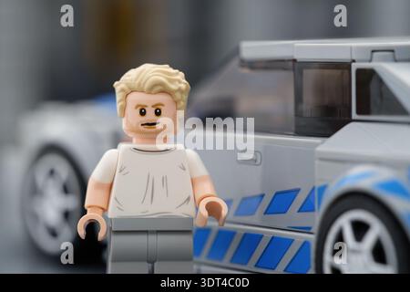 Tambow, Russische Föderation – 21. August 2025 Porträt einer Lego Brian OConner Minifigur in der Nähe seines Nissan Skyline GT-R (R34) Autos. Stockfoto