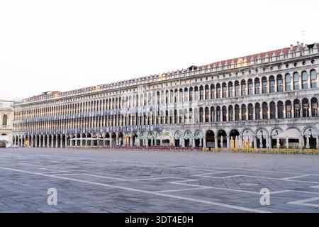 Venedig Italien 3. September 2025: Die leere Piazza San Marco in Venedig Italien an einem bewölkten Tag Stockfoto