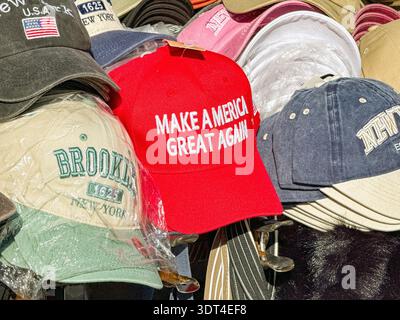 New York, USA - 11. Januar 2026: Make America Great Again MAGA hat Baseballmütze mit Spitzenspitze und anderen Kappen auf einem Souvenirstand in Manhattan verkauft. Stockfoto