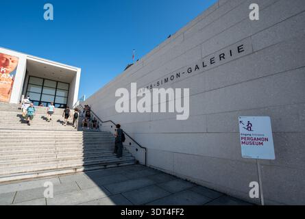 Berlin, deutschland, 15. august 2023. Touristen erkunden das moderne Empfangsgebäude der james simon galerie, das zum pergamon-Museum auf der Museumsinsel führt Stockfoto