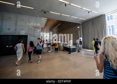Berlin, deutschland, 15. august 2023. Museumsgäste erkunden die moderne Architektur der Lobby der james simon Gallery und sehen eine Löwenskulptur und eine Direc Stockfoto