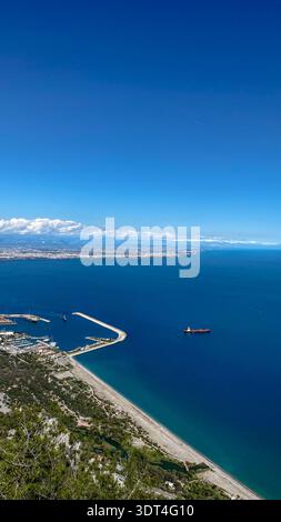 Erhöhte Ansicht von Tunektepe über den Hafen von Antalya, ein Frachtschiff, ein Wellenbrecher, Konyaalti-Strand und das Mittelmeer, Türkei Stockfoto
