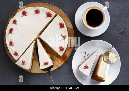 Sammlung von Dessertartikeln mit Käsekuchen und Kaffee auf einem Holzbrett und Teller Stockfoto