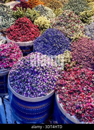 Bunte Stapel getrockneter Rosenknospen, Blütenblätter, Kräuter und Blumen, die zum Verkauf auf einem Marktstand im Großbasar, Istanbul, Türkei, ausgestellt sind. Stockfoto