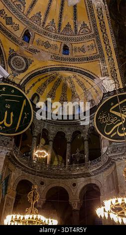 Obere Galerie und verzierter Halbkuppelsaal, eingerahmt von monumentalen osmanischen Kalligrafie-Medaillons in der Hagia Sophia in Istanbul, Türkei. Stockfoto