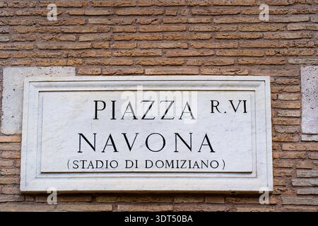 Straßenschild auf der Piazza Navona an einer Backsteinmauer in Rom Stockfoto