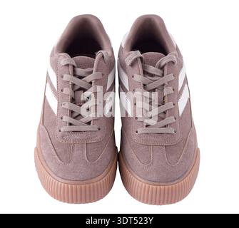 Sneakers isoliert auf weißem Hintergrund. Schuhe Wildleder hellbraun beige Ausschnitt. Stockfoto