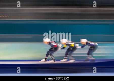 Das Team Frankreich tritt während des Speed Skating Men Team Pursuit Finals der Olympischen Winterspiele 2026 in Milano Cortina im Milano Speed Skating Stadium in Rho an Stockfoto
