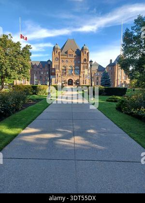 Toronto, ON, Kanada – 25. Juni 2025: Das historische Legislative Building von Ontario steht majestätisch unter einem hellblauen Sommerhimmel. Stockfoto