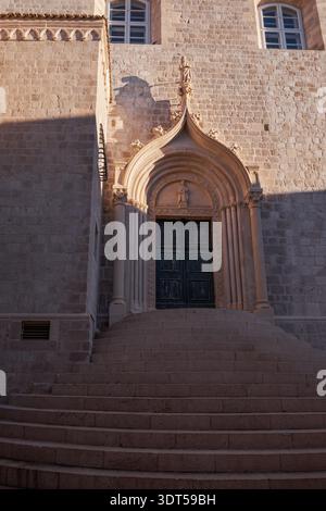 Gotisches Portal und runde Steintreppen des Dominikanerklosters - Dubrovnik, Kroatien Stockfoto