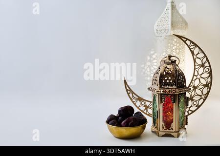 Ramadan kareem Konzept mit traditioneller Laterne, Datteln und Mondsichel Stockfoto