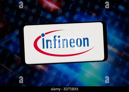 Stuttgart, Deutschland - 02.12.2026: In dieser Fotoabbildung ist das Logo der deutschen Infineon Technologies AG auf einem Smartphone zu sehen Stockfoto