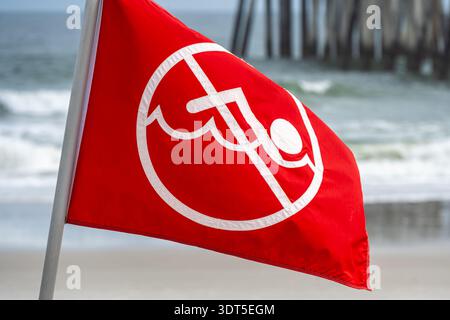 Keine Badewarnflagge in der Nähe des Jacksonville Beach Pier in Jacksonville Beach, Florida. (USA) Stockfoto