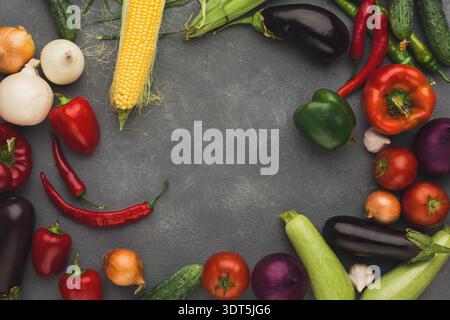 Collage von frischem Gemüse auf grauem Hintergrund in verschiedenen Positionen Stockfoto