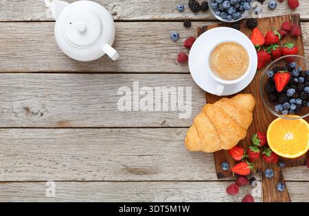 Sammlung von Speisen und Getränken auf einer Holzfläche mit Obst und Gebäck ordentlich angeordnet Stockfoto