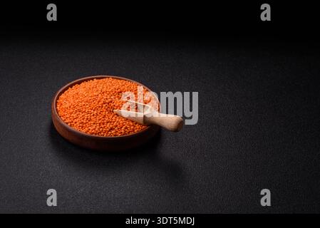 Rohe rote Linsen als Proteinquelle für eine gesunde vegane Mahlzeit. Rote Linsen als Lebensmittelhintergrund für Ihr Design Stockfoto