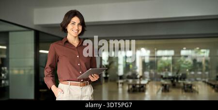 Porträt einer jungen hispanischen Geschäftsfrau im Amt. Stockfoto