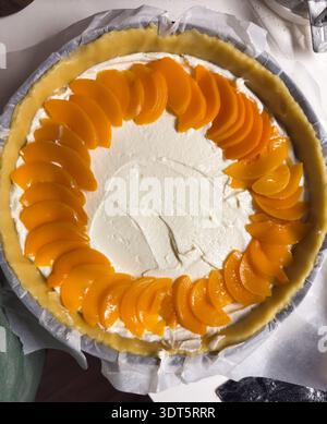 Hausgemachte Pfirsichtorte Mit Creme, Rustikale Hausgemachte Pfirsichtorte Mit Cremefüllung Und Goldener Kruste Stockfoto