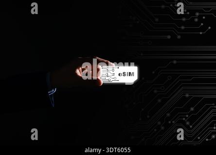 Geschäftsmann mit virtueller eSIM vor schwarzem Hintergrund, Nahaufnahme Stockfoto