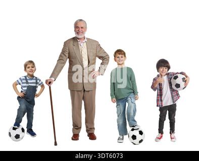 Großvater mit seinen Enkeln spielen Fußball auf weißem Hintergrund Stockfoto