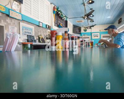 Ein alter Mann isst am Mittagscafé in Florida, USA Stockfoto