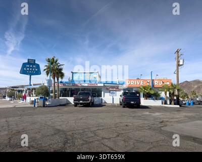 Baker, Kalifornien, USA - 14.08.2024: Blick auf ein Ladenschild für das Mad Greek Cafe. Stockfoto