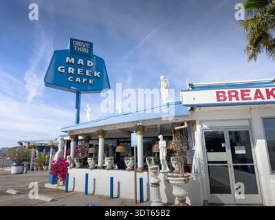 Baker, Kalifornien, USA - 14.08.2024: Blick auf ein Ladenschild für das Mad Greek Cafe. Stockfoto