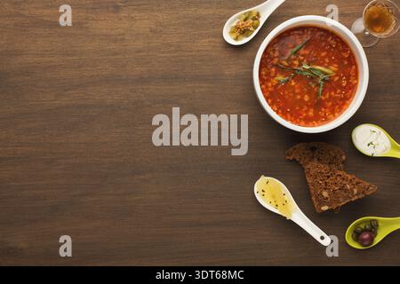 Fresh Soup Collection auf Holzfläche mit Brot und Getränken ordentlich angeordnet Stockfoto