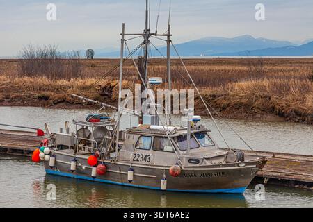 Kleines Fischereifahrzeug, das im Scotch Pond nahe Steveston British Columbia Kanada vor Anker liegt Stockfoto