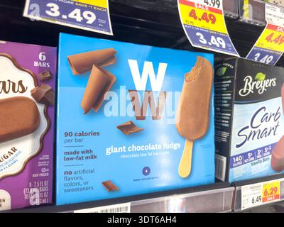 Los Angeles, Kalifornien, USA - 14.08.2024: Ein Blick auf ein Paket riesiger Schokoladen-Fudge-Eisriegel im Geschäft. Stockfoto