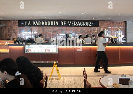 Veracruz, Mexiko - 27. Oktober 2025: Innenraum der Cafeteria La Parroquia de Veracruz auf dem Malecon des Hafens der Hauptstadt, um traditionelle Getränke zu trinken Stockfoto