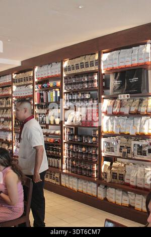 Veracruz, Mexiko - 27. Oktober 2025: Innenraum der Cafeteria La Parroquia de Veracruz auf dem Malecon des Hafens der Hauptstadt, um traditionelle Getränke zu trinken Stockfoto