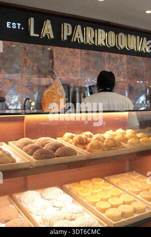 Veracruz, Mexiko - 27. Oktober 2025: Innenraum der Cafeteria La Parroquia de Veracruz auf dem Malecon des Hafens der Hauptstadt, um traditionelle Getränke zu trinken Stockfoto