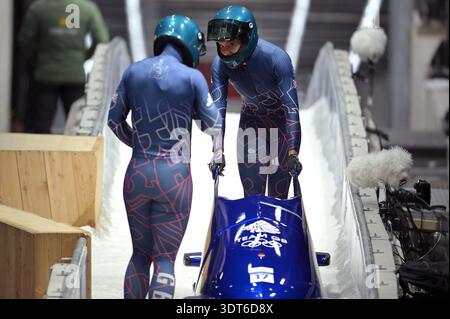Italien. Februar 2026. Adele Nicoll und Ashleigh Nelson vom Team Großbritannien klettern aus ihrer Bobbahn, nachdem sie am 13. Tag der Olympischen Winterspiele in Milano Cortina 2026 im Cortina Sliding Center in Cortina d’Ampezzo, Italien, den 20. Februar 2026 in der zweiten Runde des Bobsleigh-Wettkampfes absolviert haben. (Foto: Anthony Behar/SIPA USA) Credit: SIPA USA/Alamy Live News Stockfoto