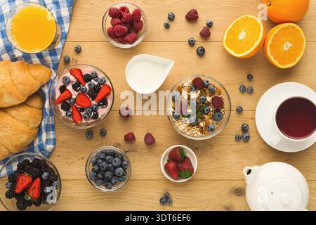 Sammlung von Frühstücksspeisen mit Früchten und Getränken auf Holztisch Stockfoto
