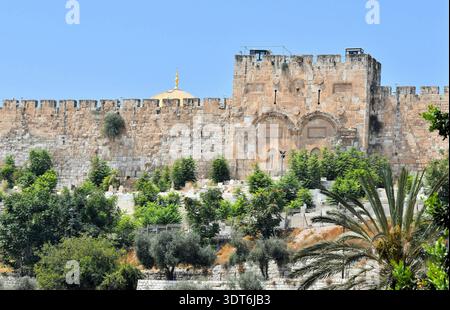 Ein Foto von einem Teil der alten Mauer und einem Tor um den Tempelberg im antiken Jerusalem, Israel. Stockfoto